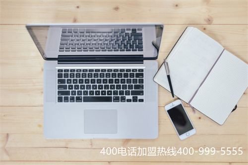 桌上放有筆記本電腦、筆記本、筆及手機